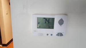 control de aire acondicionado en habitaciones San José Marriot termostato 