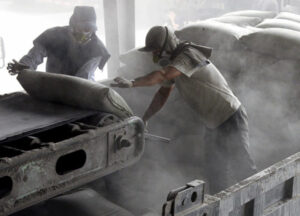 trabajadores en ambiente con polvo